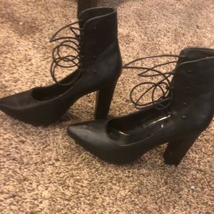 Black pumps w elastic ankle straps